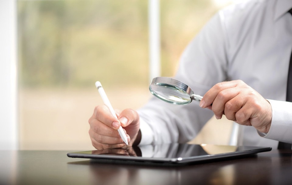 Assinou um contrato? Nem tudo o que está escrito é obrigatório: o guia para perceber as cláusulas abusivas