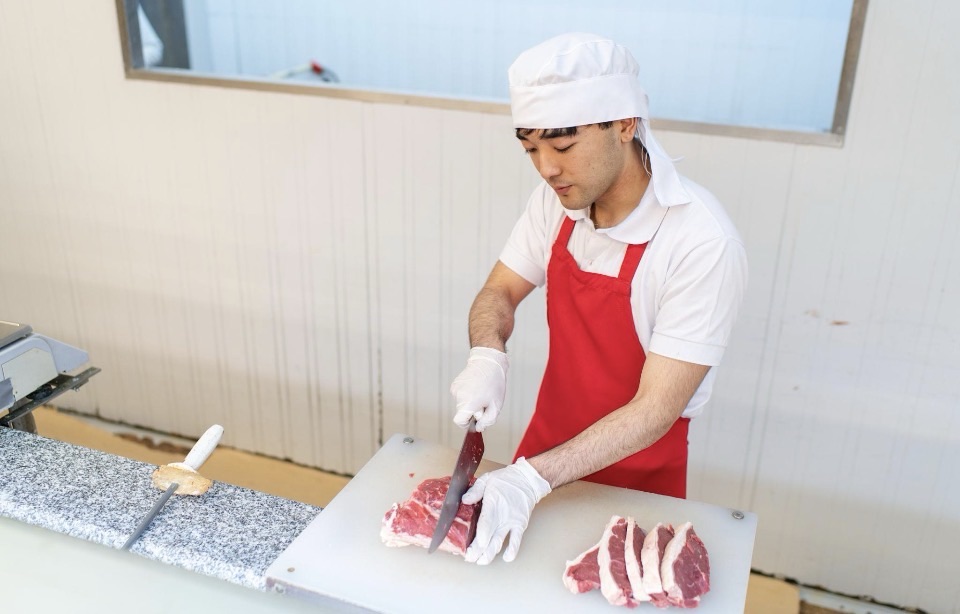 Cobram mais por cortar a carne? O que se sabe e quando é legal cobrar ao cliente